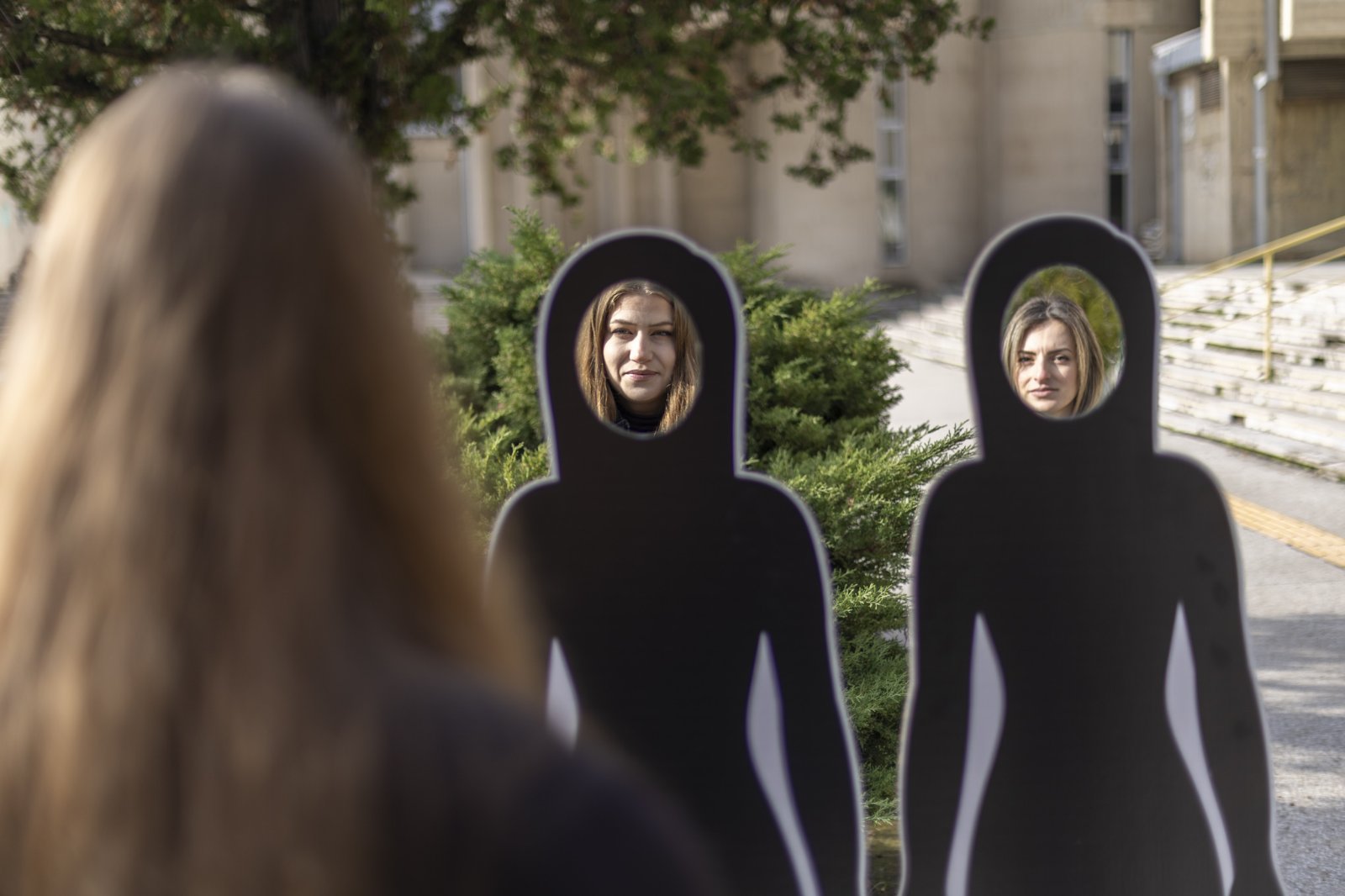 „Не ни требаат 16 дена симболика, туку 365 дена одговорност“ – младите го разобличуваат декларативниот пристап кон родовата еднаквост